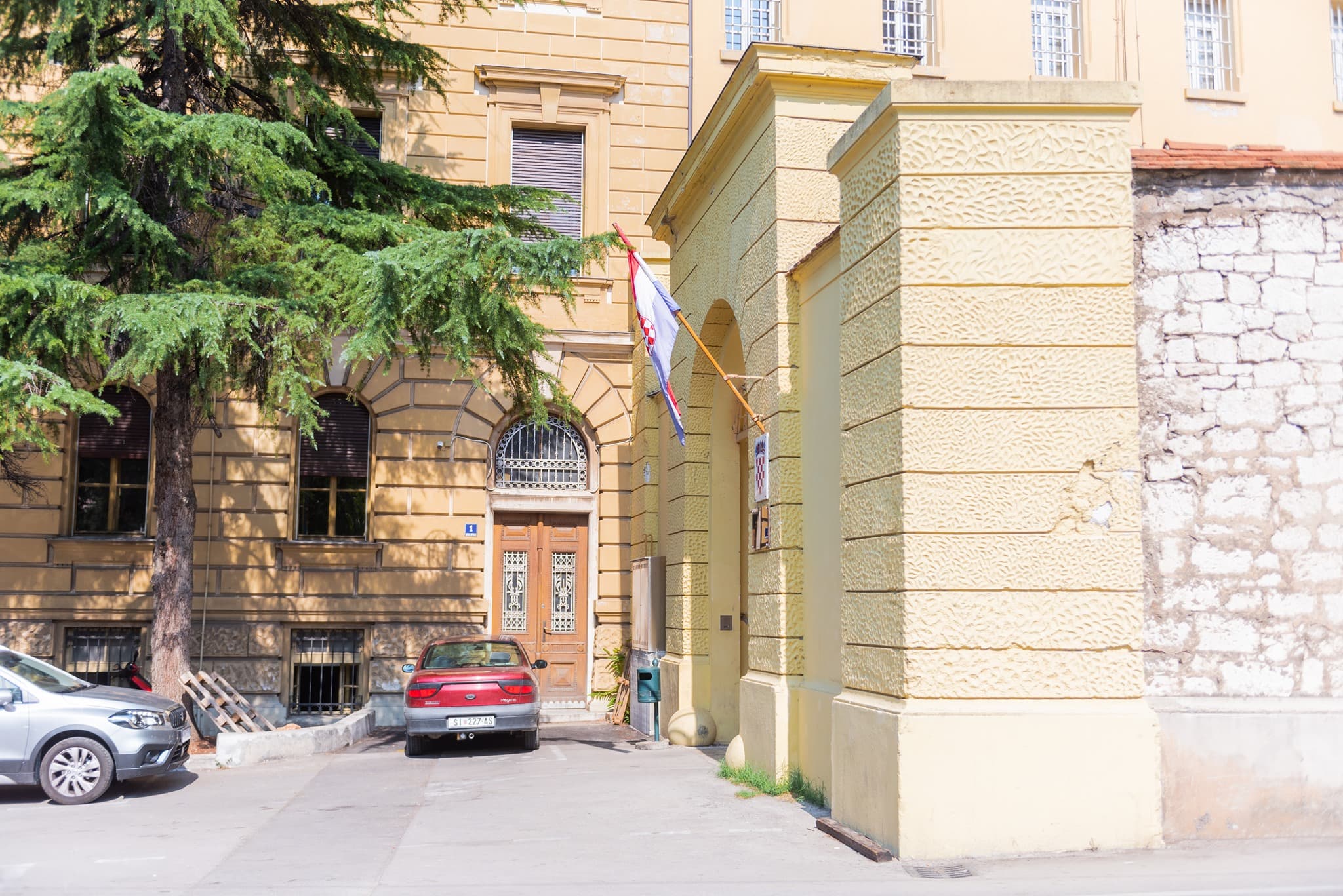 U jednomjesečni će pritvor 53-godišnjak i 52-godišnjak: U Šibeniku, Skradinu i Tribunju pljačkali banke i mjenjačnice 