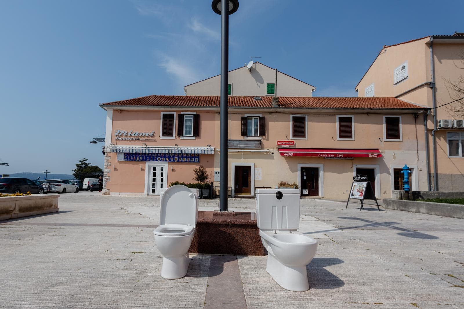 Netko pred gradskom upravom uporno postavlja zahodske školjke