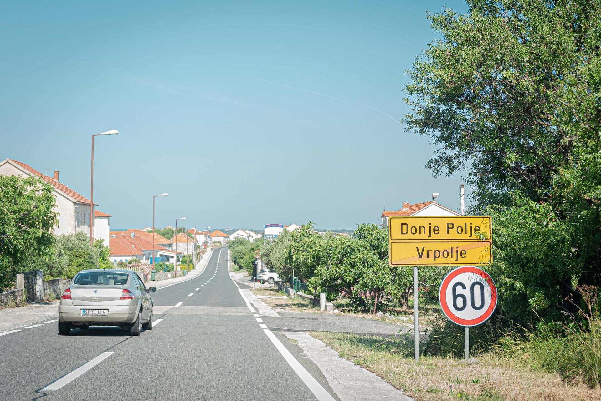Vozač Renaulta (76) u Vrpolju prešao u suprotnu traku pa udario u stup: Suvozačica teže ozlijeđena  