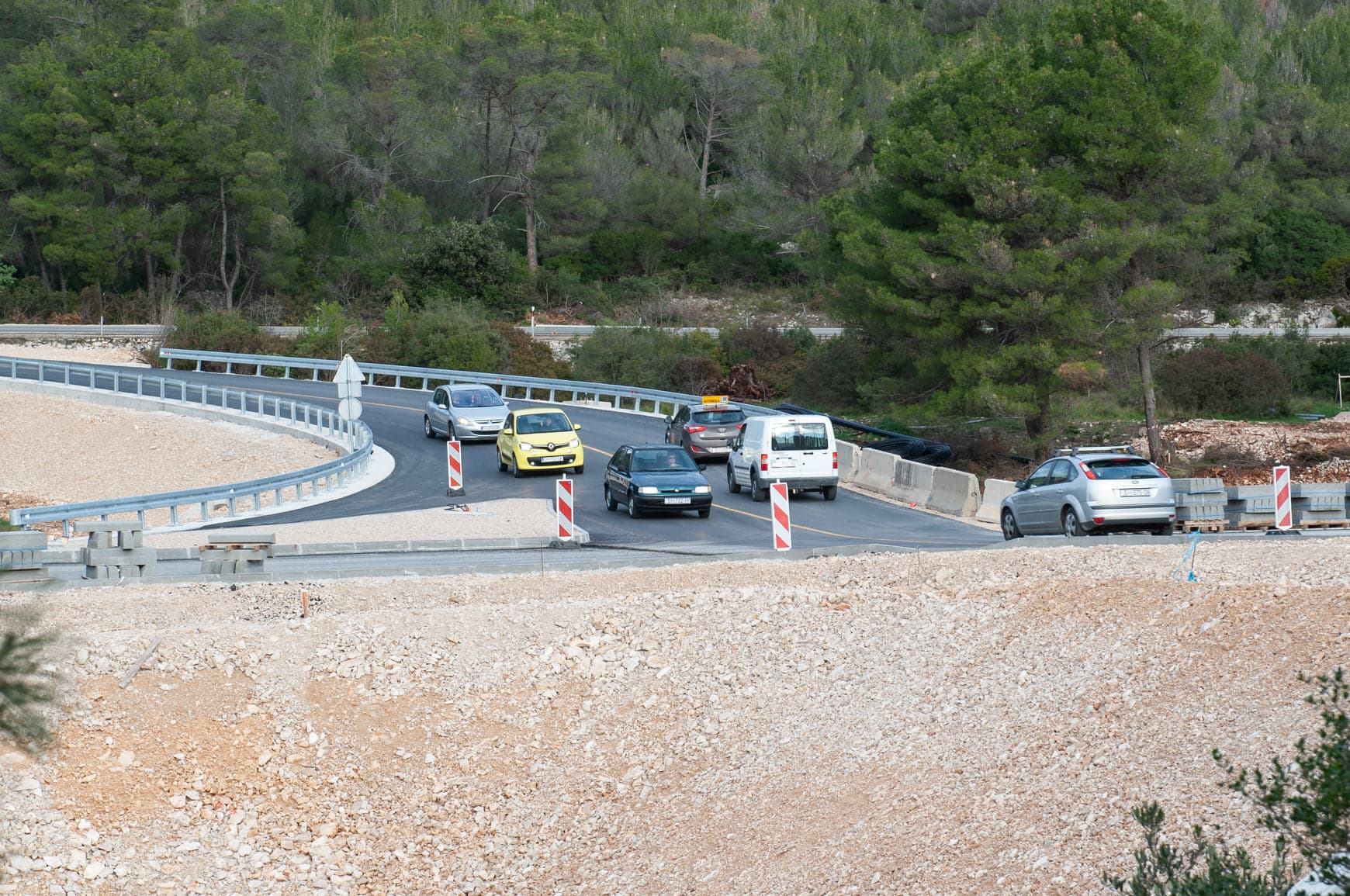Kiša i magla smanjuju vidljivost, u gorju mjestimice pada snijeg