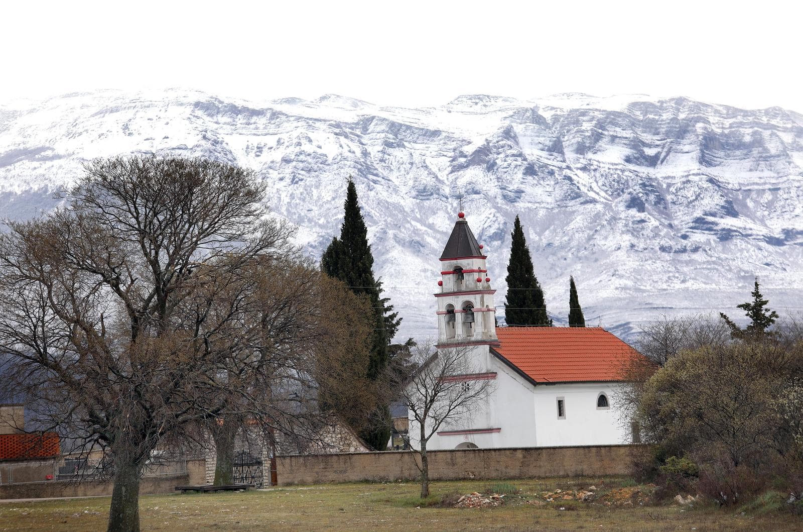 Dašak ‘proljeća’ u Zagori: Snijeg jutros prekrio Svilaju i Dinaru