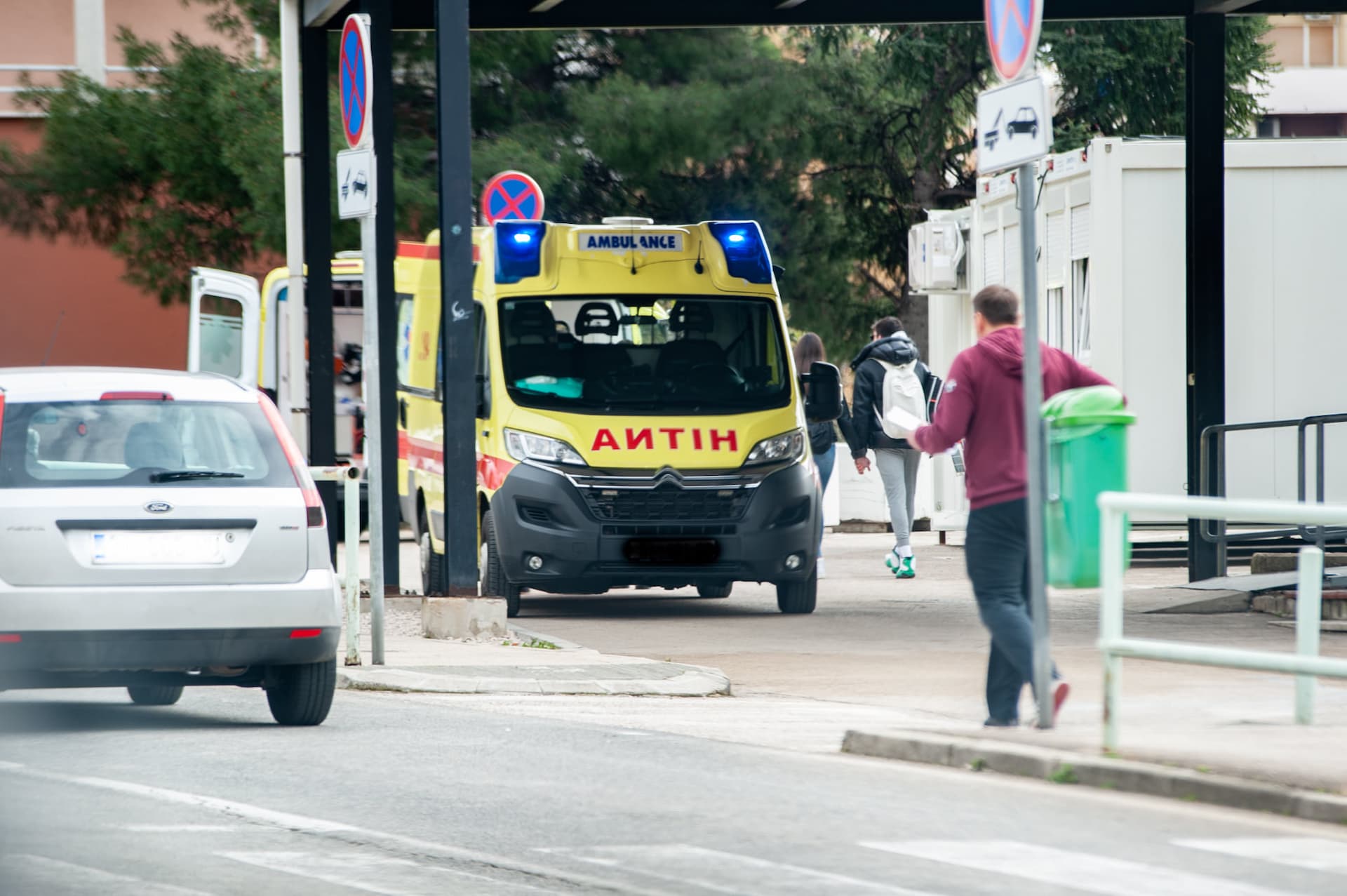 Vozač VW-a (21) zadobio po život opasne ozljede nakon što je izgubio kontrolu u zavoju na cesti u Tisnom  
