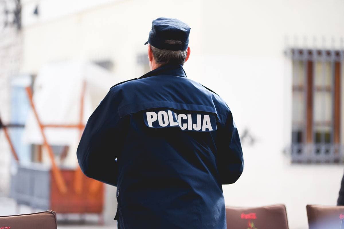 Zbog ranijeg sukoba 41-godišnjak udarcima razbio vrata na kući 65-godišnjaka u Šibeniku: Pale ozbiljne prijetnje   