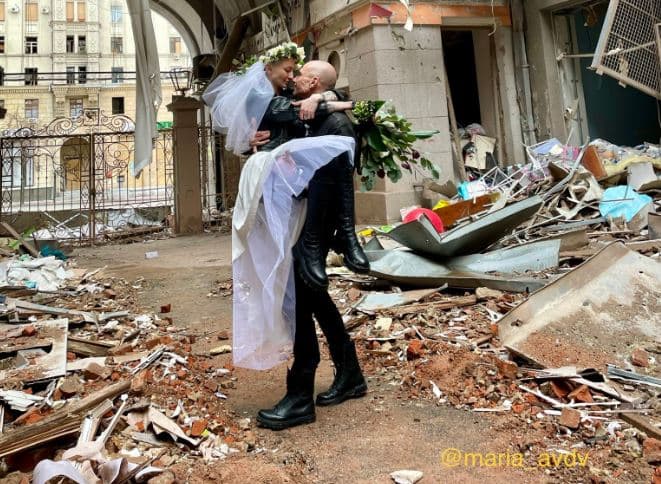 Ukrajinski par se vjenčao i napravio svadbene fotografije usred ruševina Harkiva 