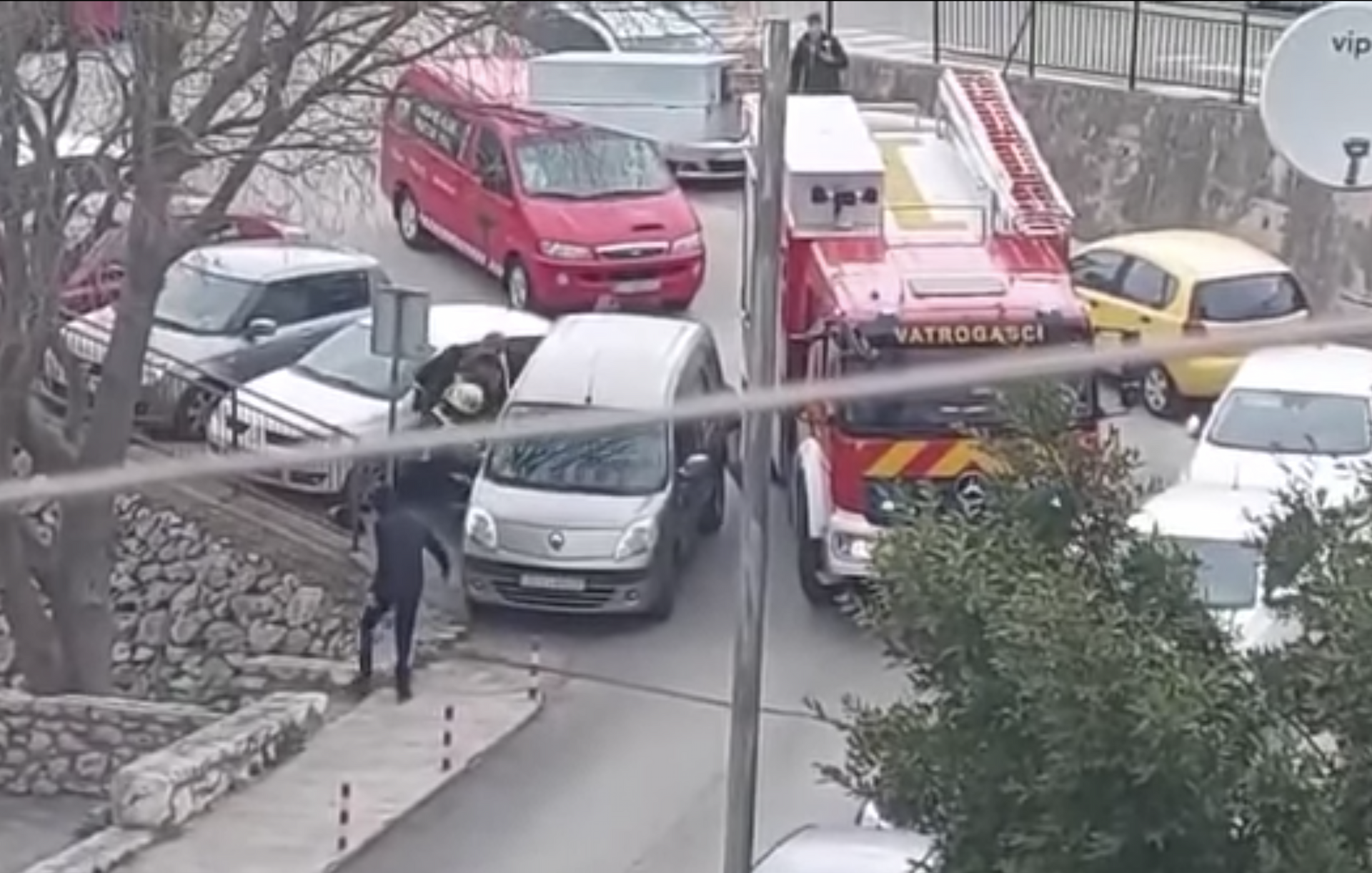 Šibenski vatrogasci hit na Facebooku: Rukama pomaknuli auto koji im je zapriječio put