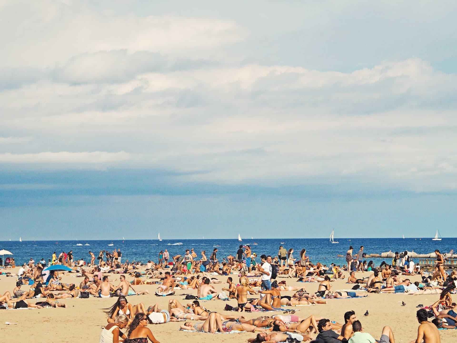 Barcelona zabranila pušenje na deset plaža, kazna je 30 eura
