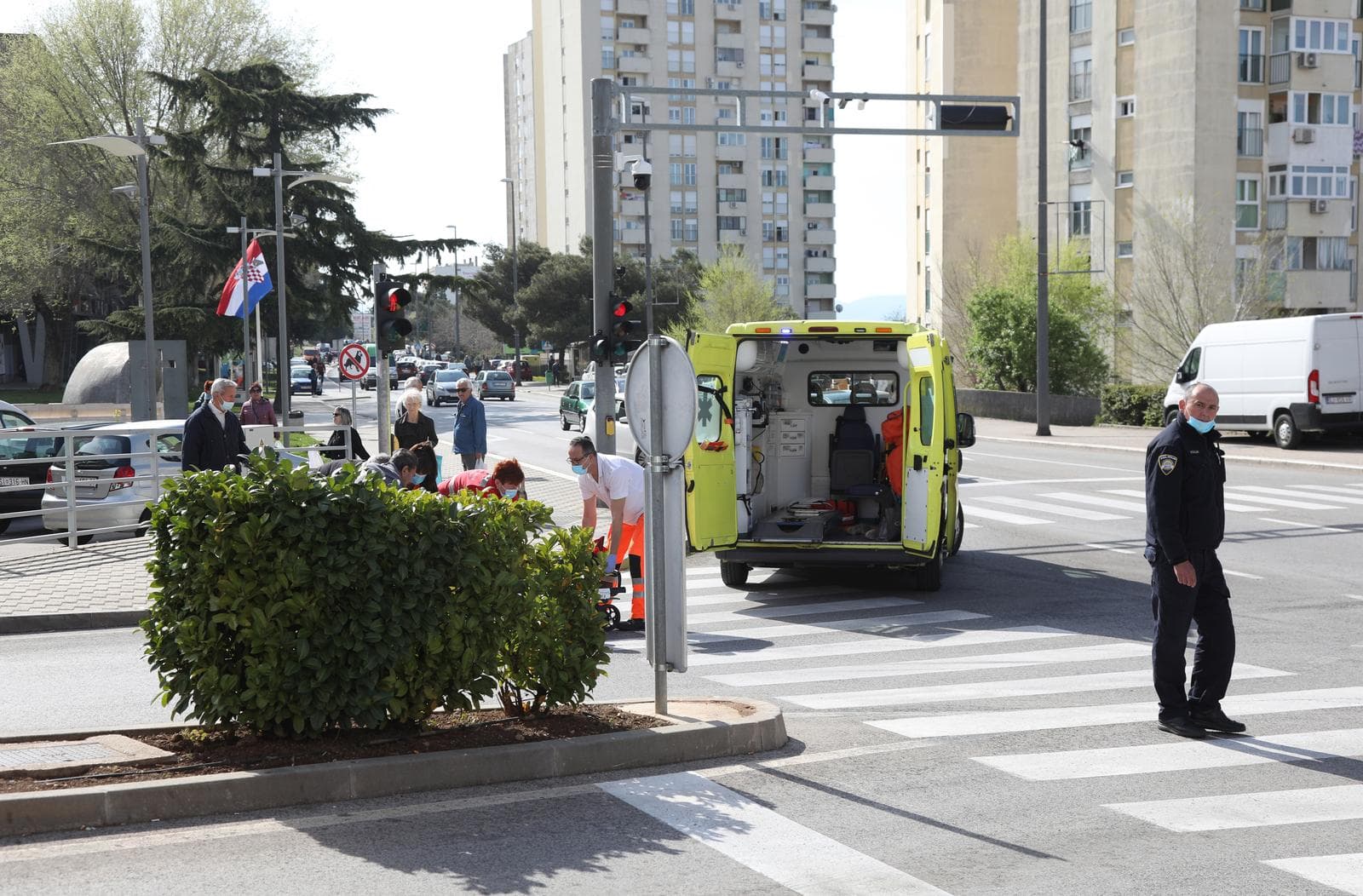 Na Baldekinu vozač naletio na pješakinju dok je prelazila pješački: Prevezena je u bolnicu 