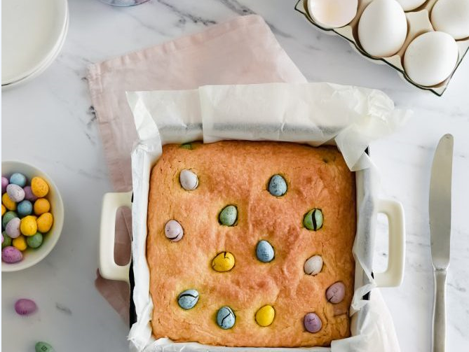 Kreće priprema za blagdane: Food bloggerica Nina Mrvica donosi nam recept za 'blondies' s uskrsnim M&amp;M's jajima  