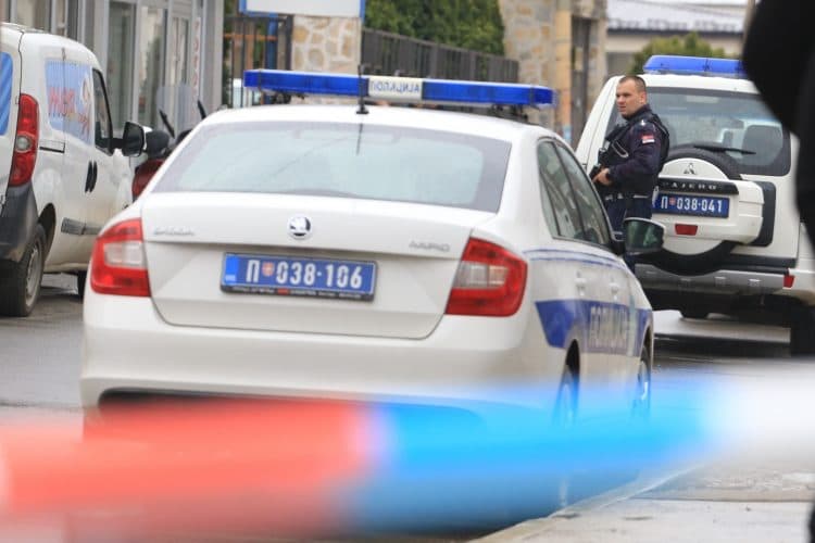 Otac u Srbiji pucao u sina pa se zatvorio u kuću, odbija se predati