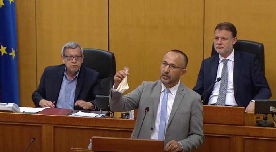 Zekanović prijavljen policiji zbog vrećice bijelog praha u Saboru, tvrdi da ju je pronašao na Pantovčaku