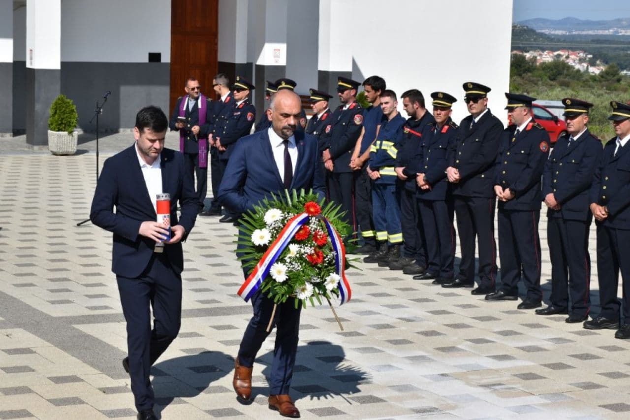 Polaganjem vijenaca obilježen blagdan svetog Florijana, zaštitnika vatrogasaca 