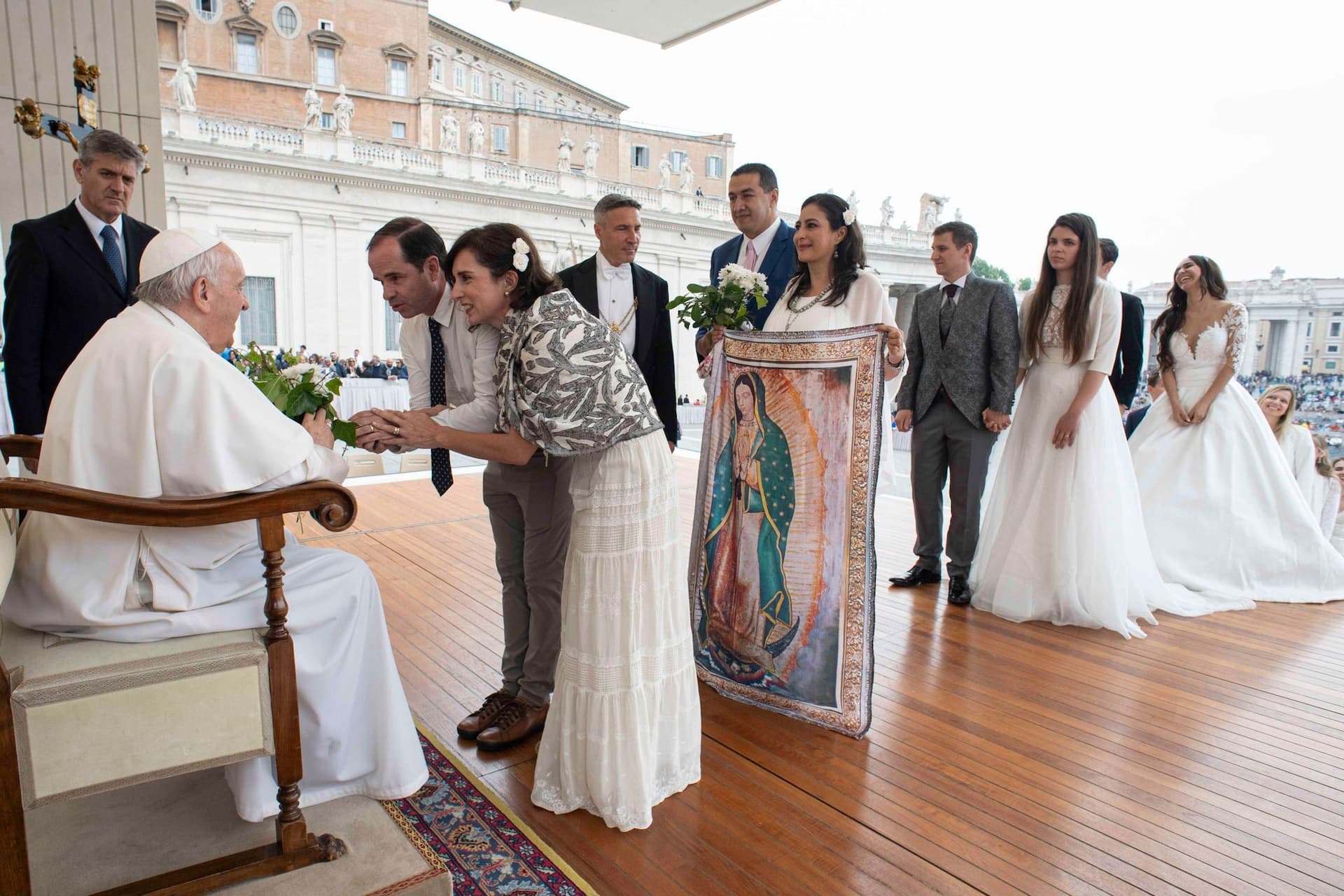 Papa prvi put u javnosti u invalidskim kolicima zbog bolova u koljenu 
