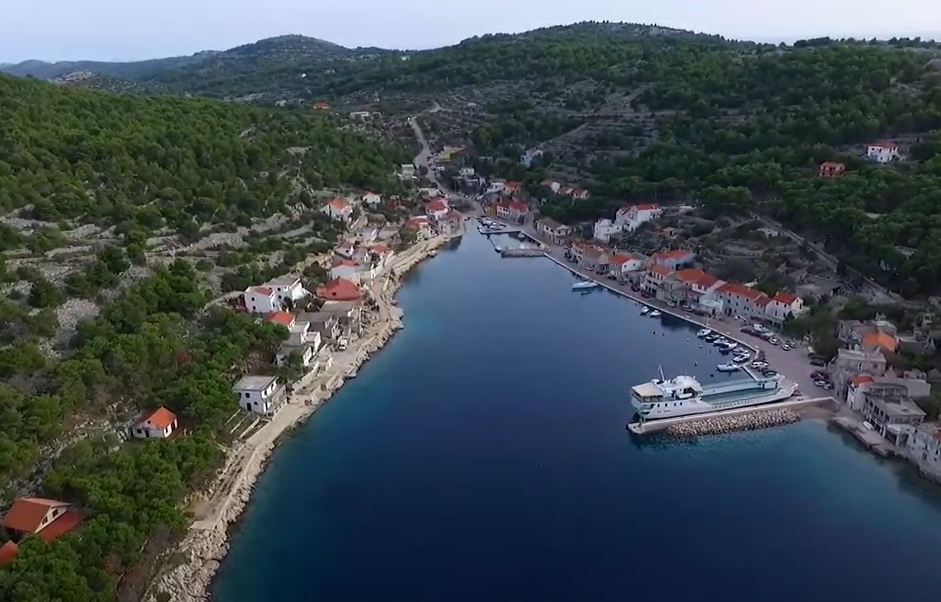 Žirje: More je čisto kao staklo, a na otoku više Stojadina i Yugića nego stanovnika