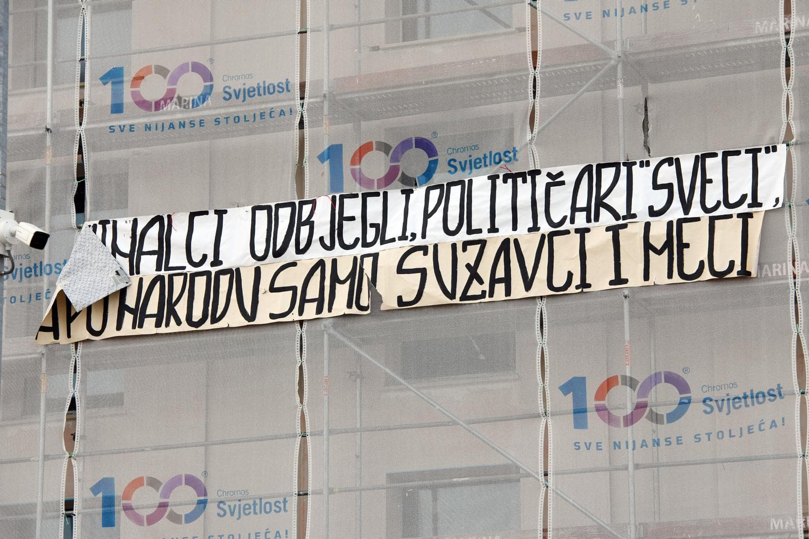 U središtu Šibenika izvješen transparent podrške uhićenim navijačima