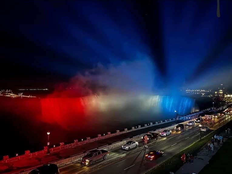 Slapovi Niagare zasjali u bojama hrvatske zastave 