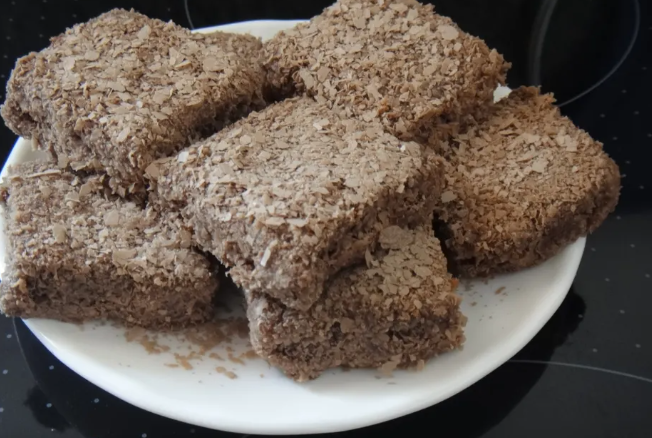 Bez vage i miksera: Desert od kokosa i čokolade na brzinu