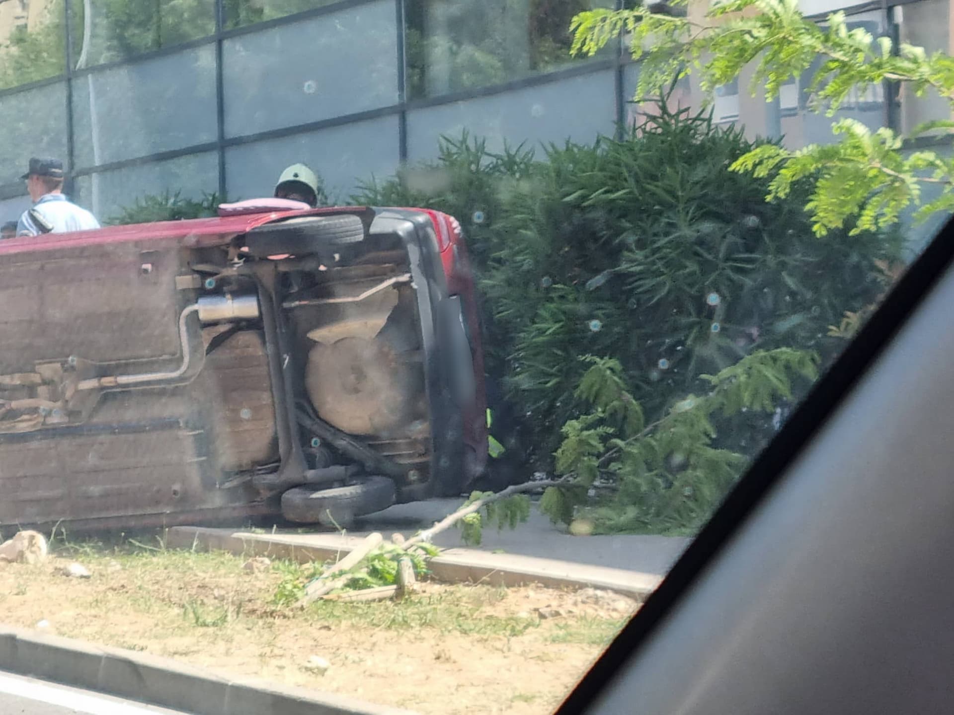 Automobil sletio s ceste i preokrenuo se kod Kauflanda, vozač prevezen u bolnicu