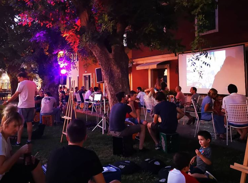Krenulo je: Prvi ljetni pub kviz na travnjaku ispred Azimuta sastavljaju 'Kvizoterapeuti'
