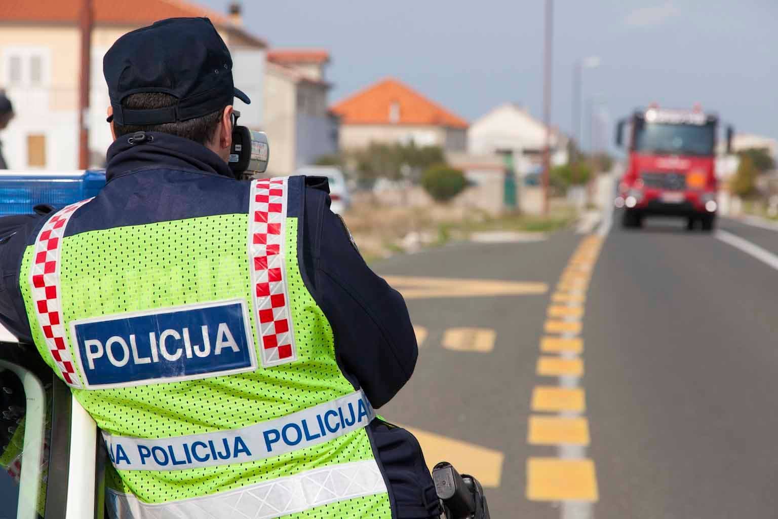 Policija u nedjelju na šibenskim cestama kontrolira brzinu vozila