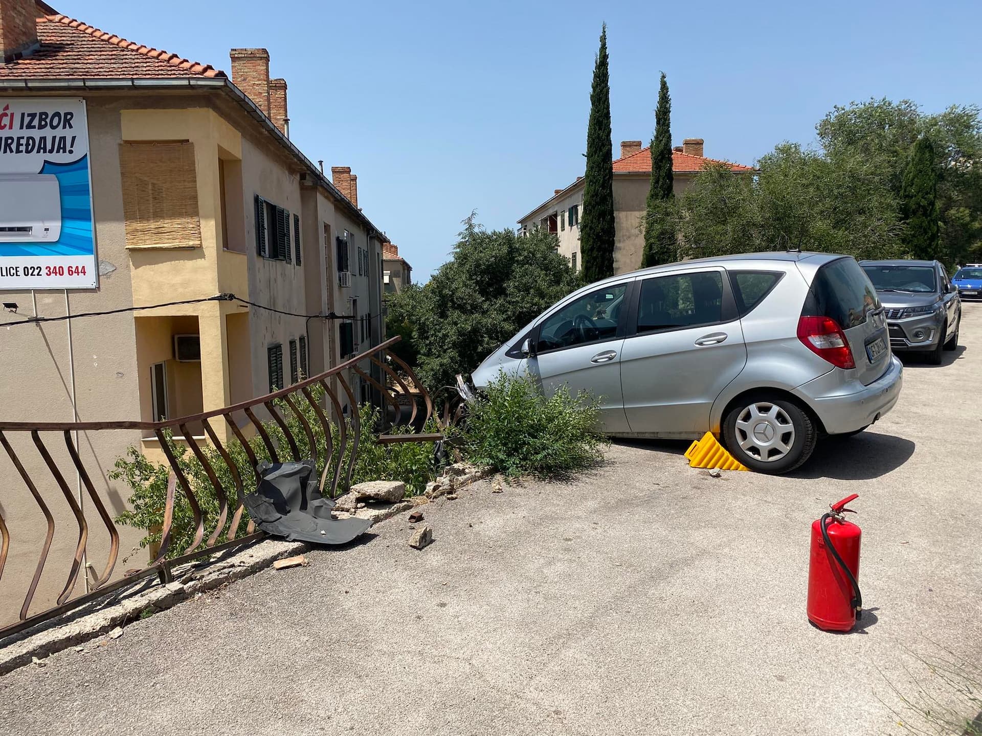 Automobil probio ogradu ispod Njegoševog trga, ženska osoba ozlijeđena