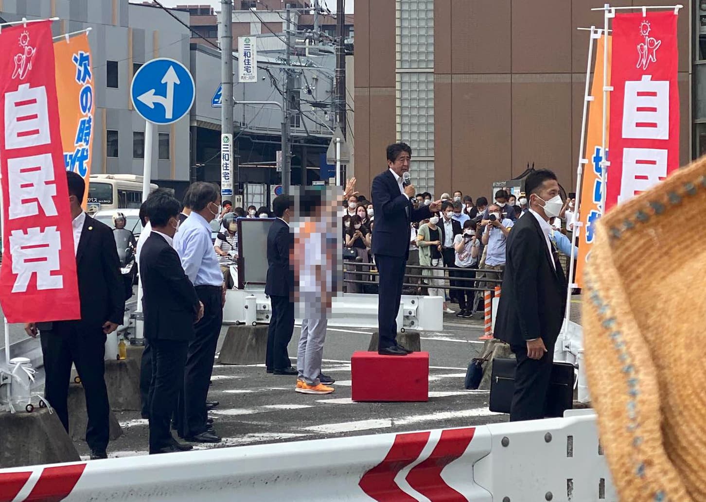 Bivši japanski premijer ustrijeljen dok je držao predizborni govor