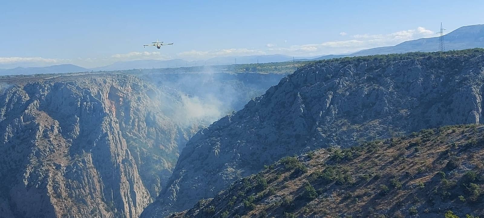 Požar kod Ključa u NP Krka i dalje aktivan, izgorjelo 400 hektara trave i niskog raslinja