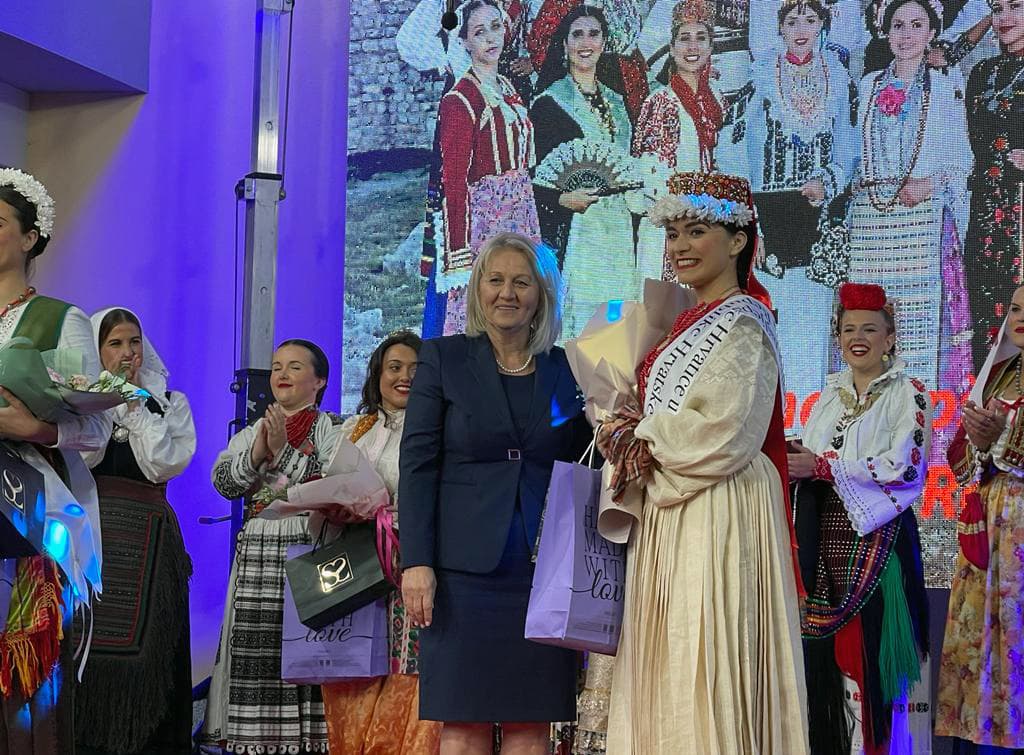 Drina Jelena Dujmić najljepša je Hrvatica u narodnoj nošnji izvan RH