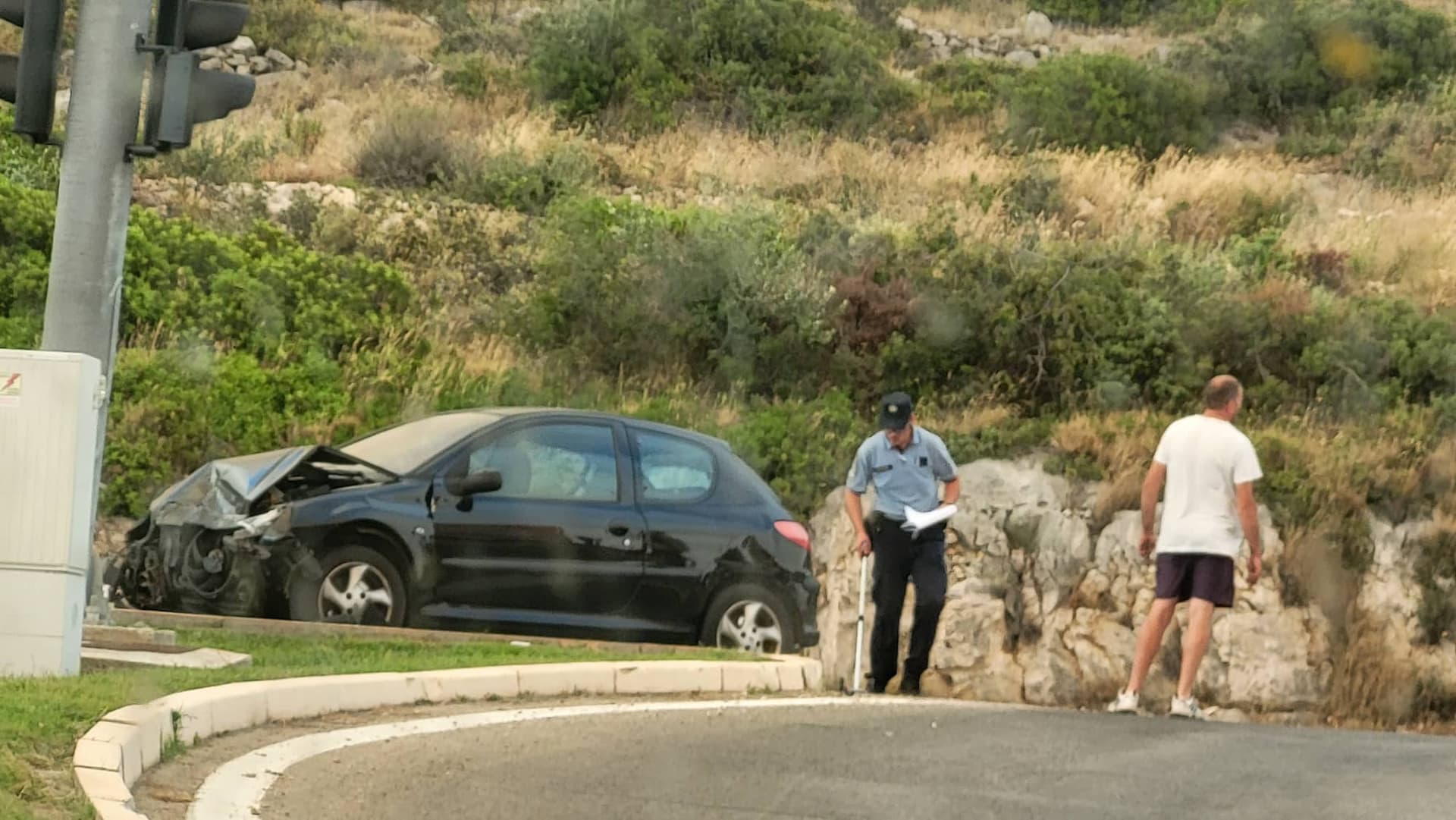 Na raskrižju u Njivicama sudarila se tri vozila, jedno od njih policijsko koje je išlo na požarište