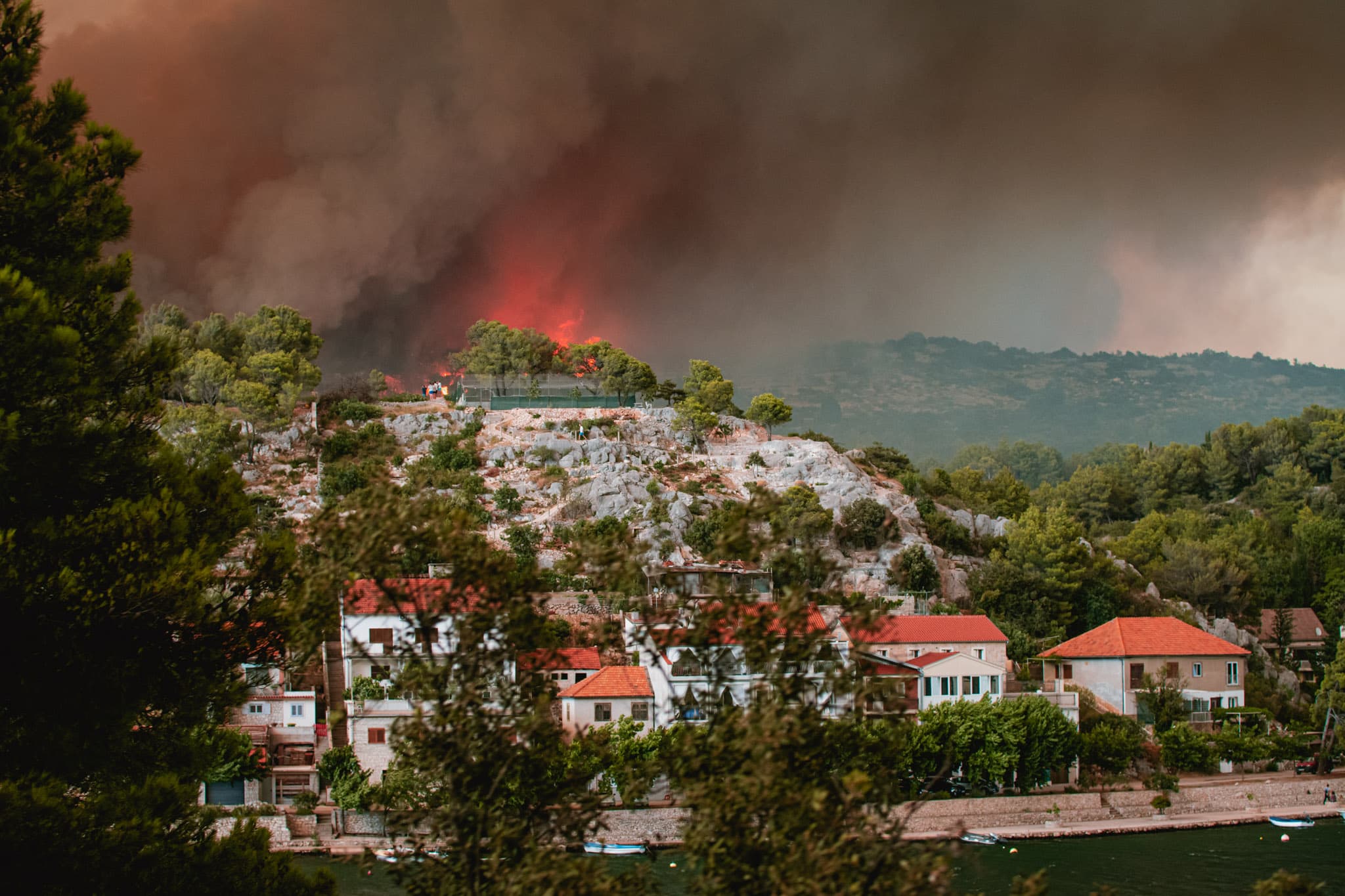 Jedan vatrogasac ozlijeđen, četveročlana obitelj iz Rasline koja je ostala bez kuće smještena u Cvjetni dom