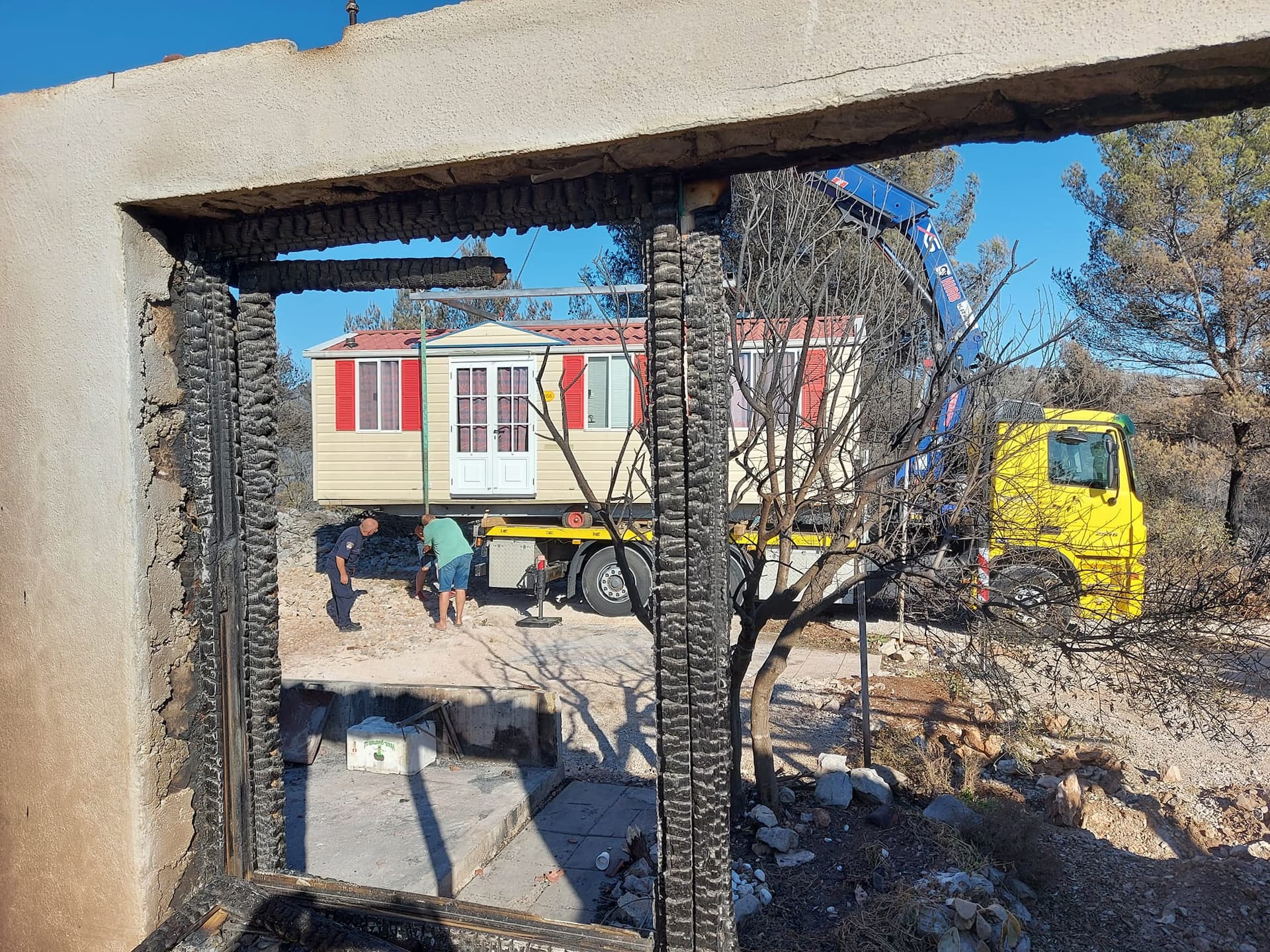 Stigla treća privremena kuća: Više nitko u Zatonu i Raslini nije bez krova nad glavom
