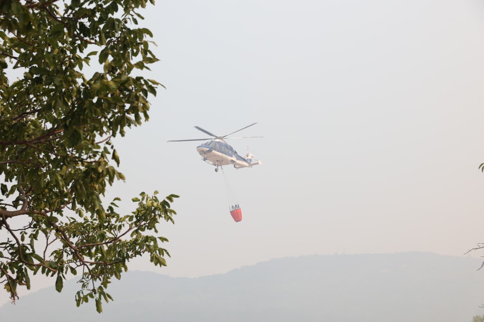 Nešto mirnija noć na slovenskom Krasu, borba s požarom se nastavlja