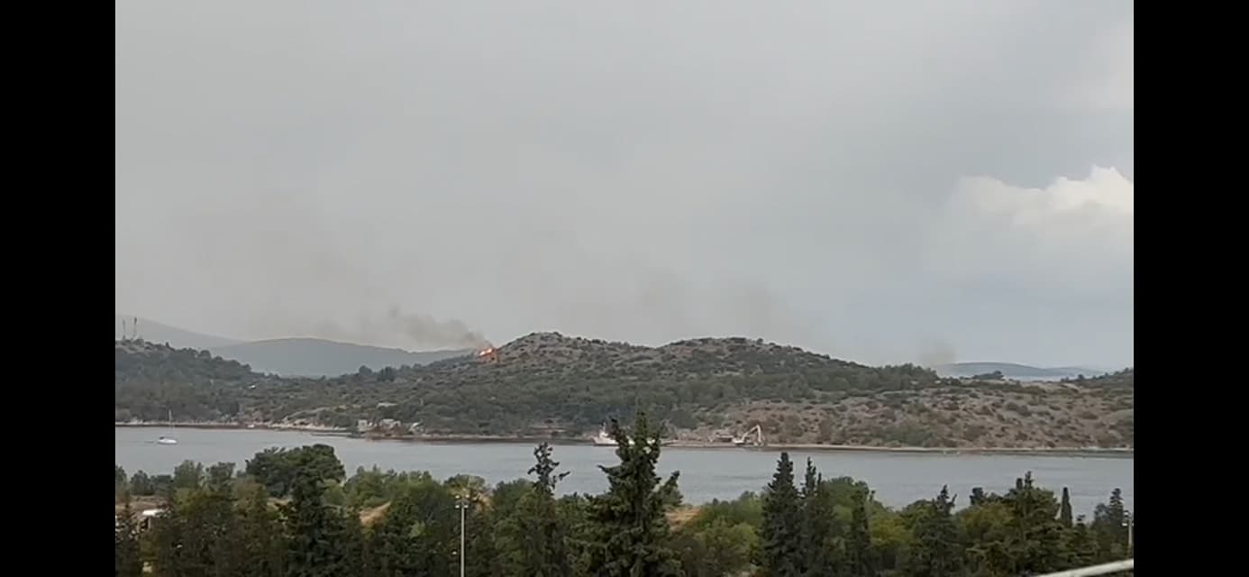Šibenski vatrogasci jučer gasili tri požara, na Zlarinu planula dva