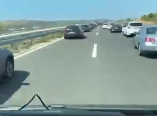Pogledajte kako se vozač Hitne iz Šibenika probija kroz gužvu na autocesti 
