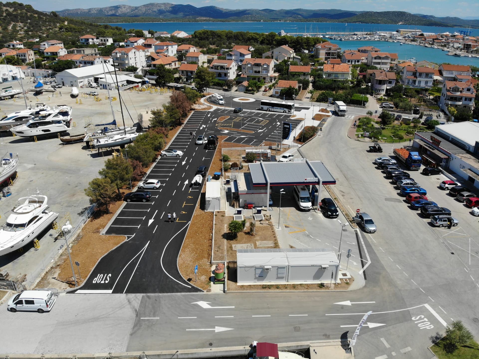 Gotovo novo autobusno stajalište i parking kod pumpe u Murteru