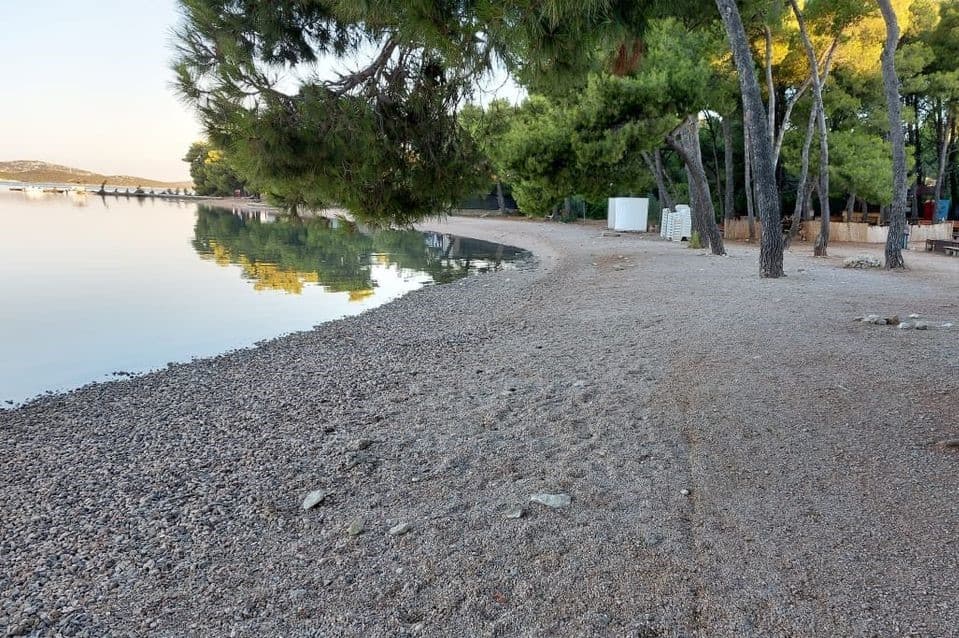 U Pirovcu za ručnik ostavljen na plaži kazna do 1500 kuna