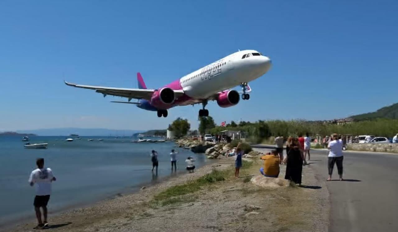 Opasna atrakcija: Ljudi se saginju i bježe od aviona, žena od siline pala na leđa...