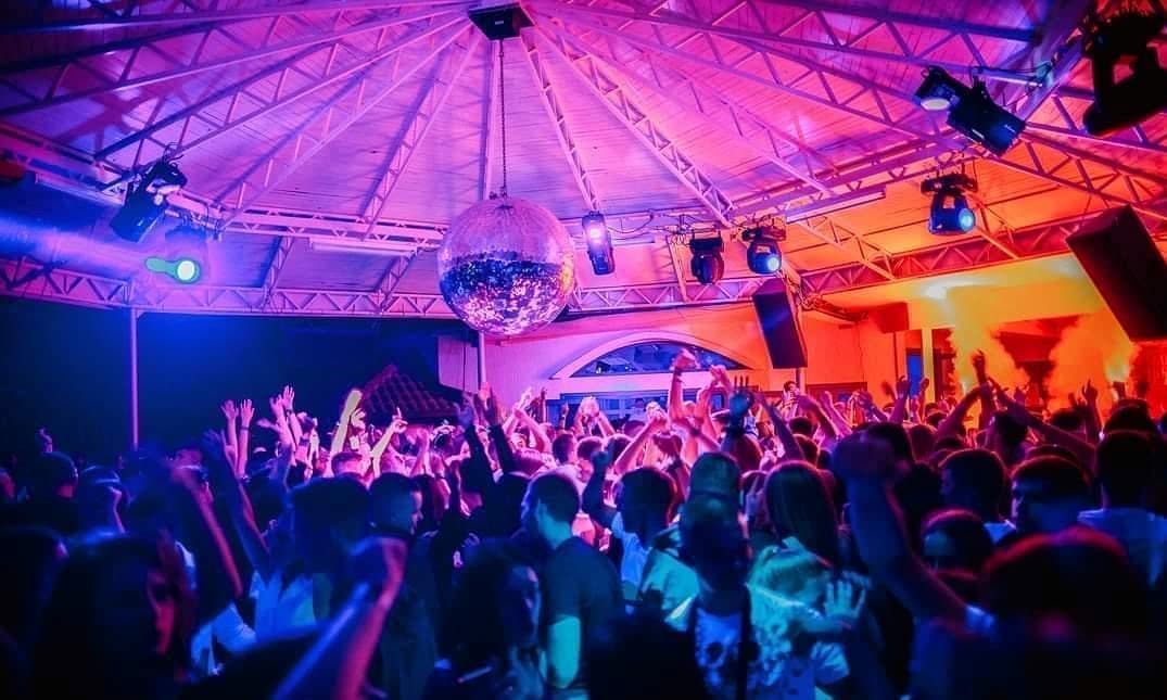 Popularni Relja Popović najavio nastup u primoštenskoj Aurori!