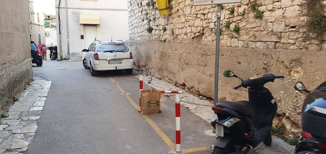 Nemaju empatije ni za posljednje ispraćaje: Na Gorici počupali stupiće da bi gostima osigurali parking 