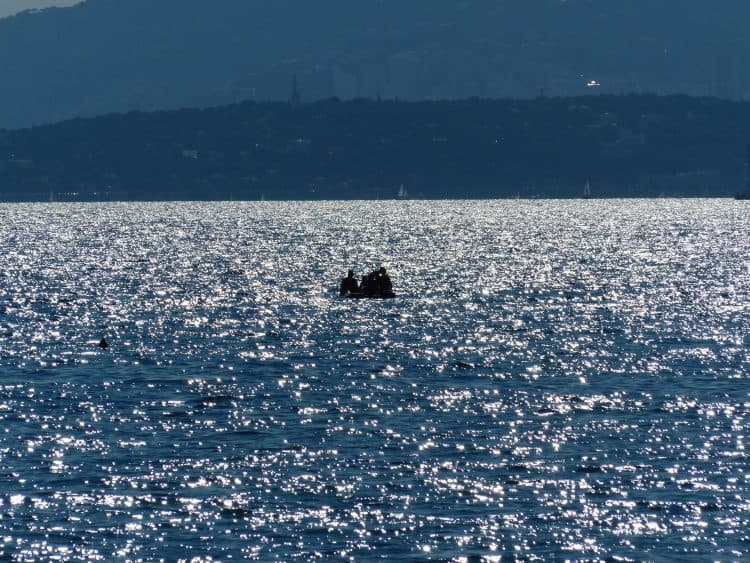 Dvojici veslača potonuo čamac, spašeni 1500 kilometara od obale 