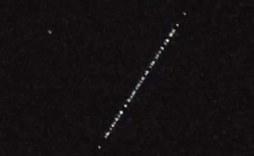 Nema panike, nisu vanzemaljci: Ona čudna crta na nebu iznad Šibenika su novi StarLink sateliti 
