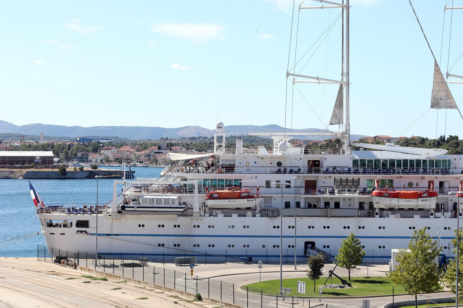 Najveći jedrenjak na svijetu Club Med 2 uplovio jutros u šibensku luku: Dug je 178 metara 