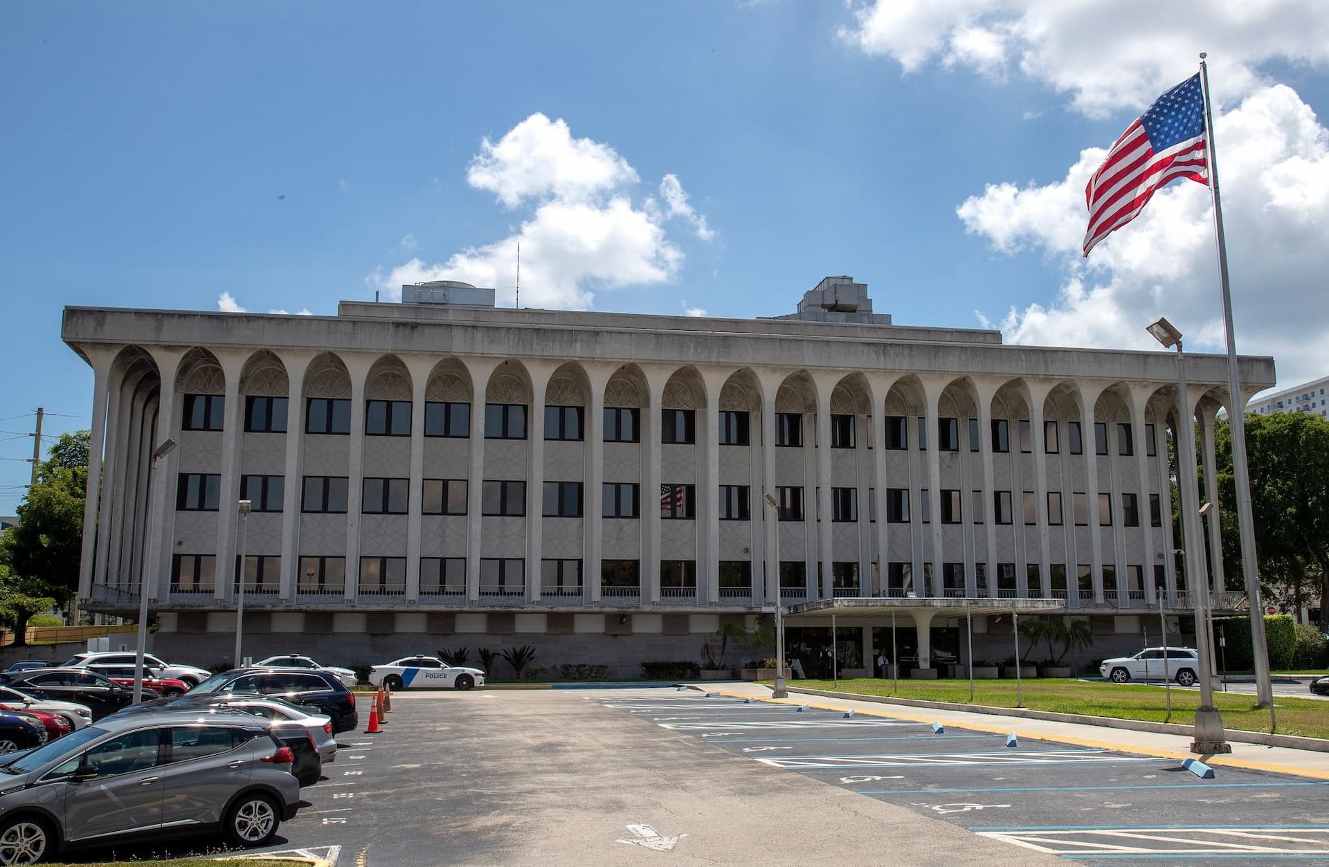 Više od 300 povjerljivih dokumenata pronađeno u Trumpovom domu na Floridi