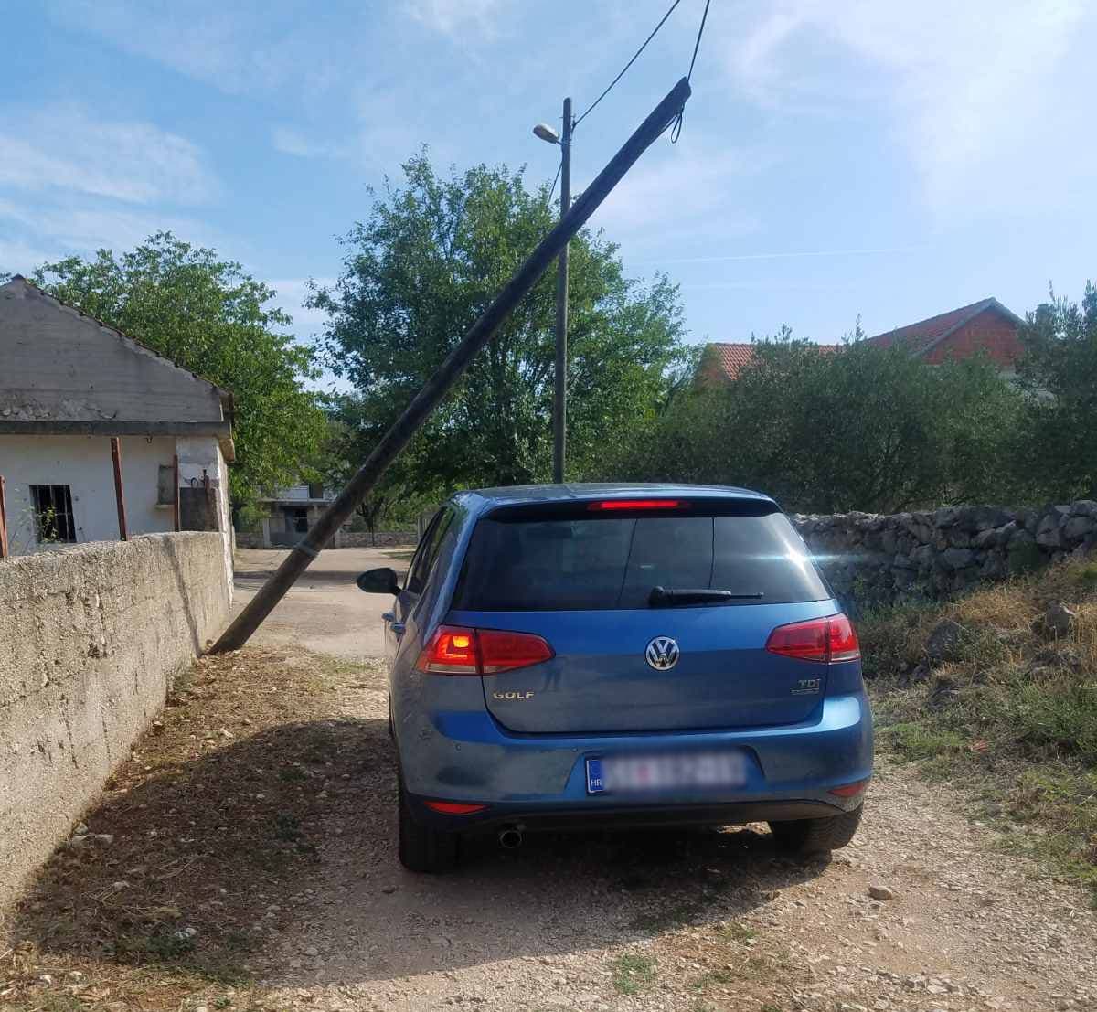 Kosi stup u Gaćelezima: 'Stoji ovako već 40 dana!'