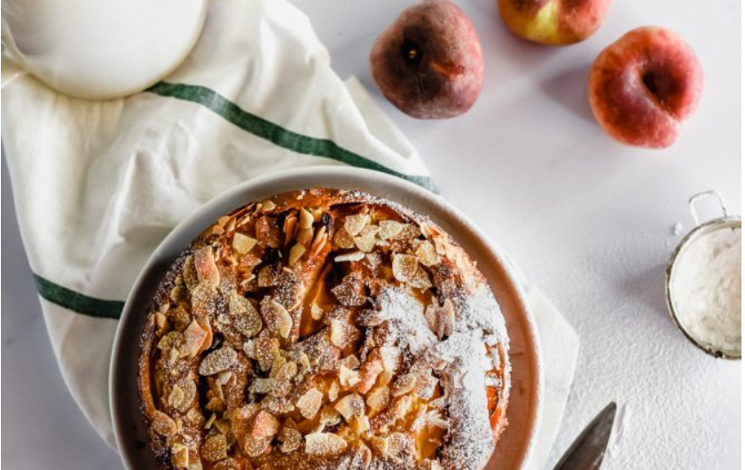 Food bloggerica Nina Mrvica donosi nam recept za jednostavan kolač od domaće skute i breskve