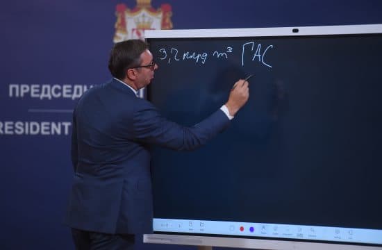 Vučić crtao po ploči pa rekao: Hrvatska je 200 godina ekonomski ispred nas 