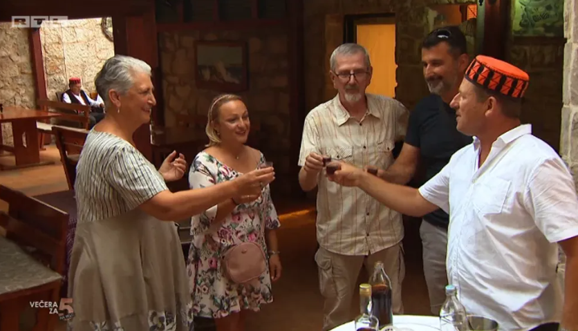 Domaćin zatajio da mu je supruga napravila desert, a dlaka u jelu umanjila je ocjenu
