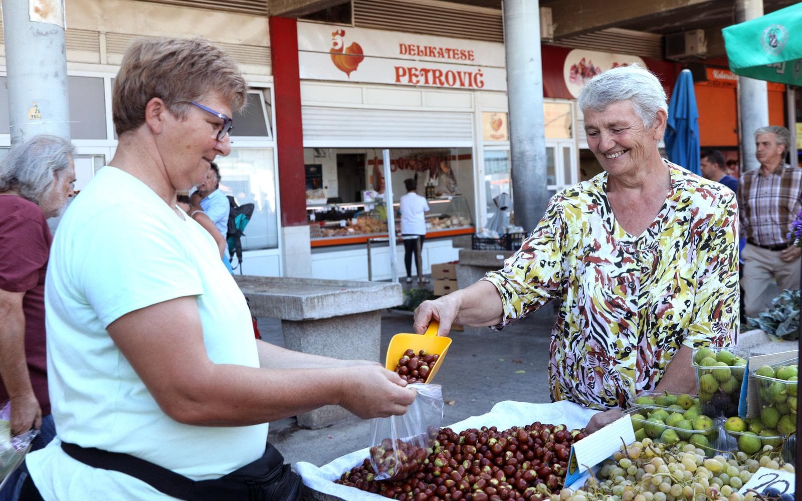Prve žižule na šibenskoj pijaci koštaju 40 kuna, evo za što su sve dobre!