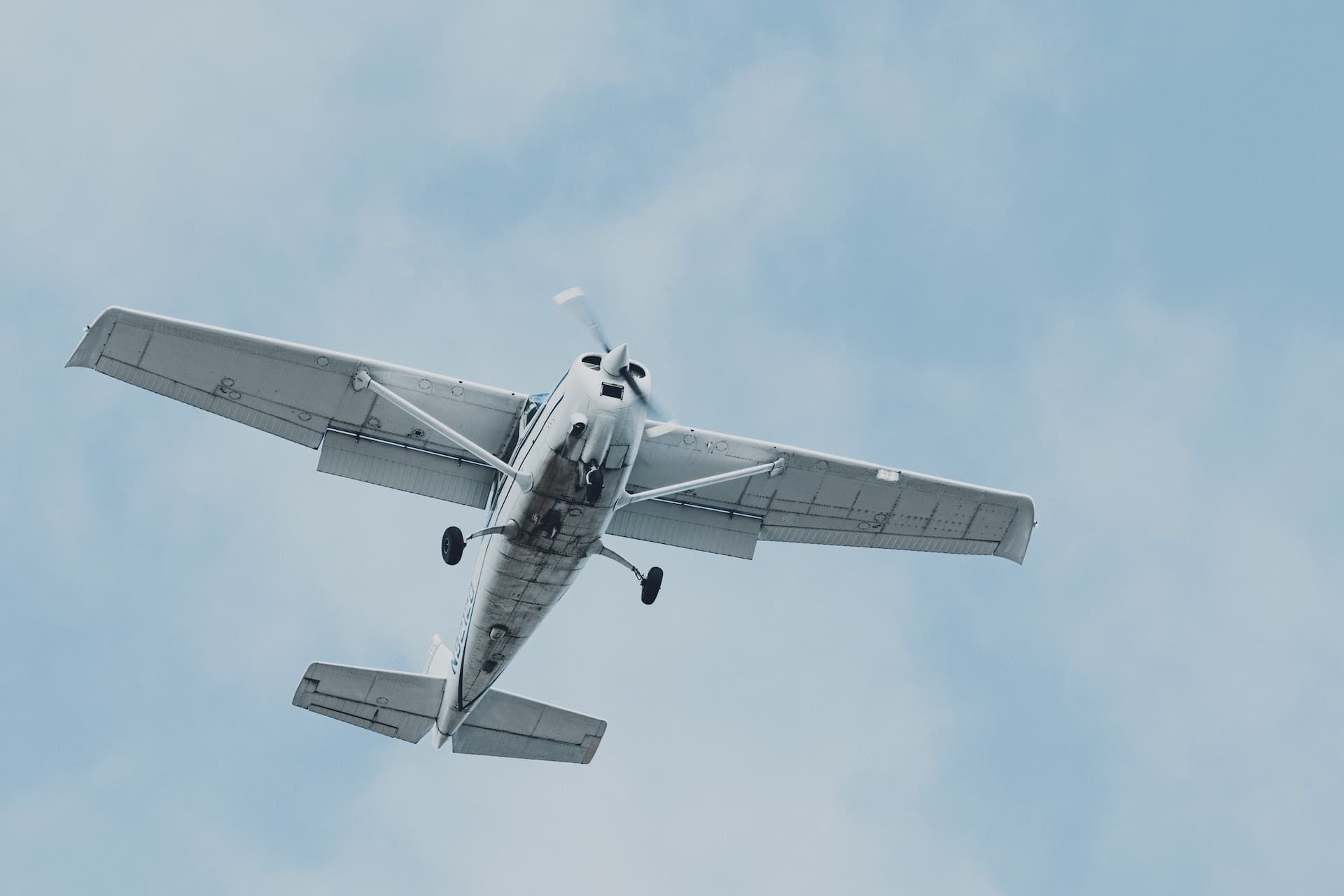 Pilot prijeti da će srušiti mali avion na Walmart u Mississippiju