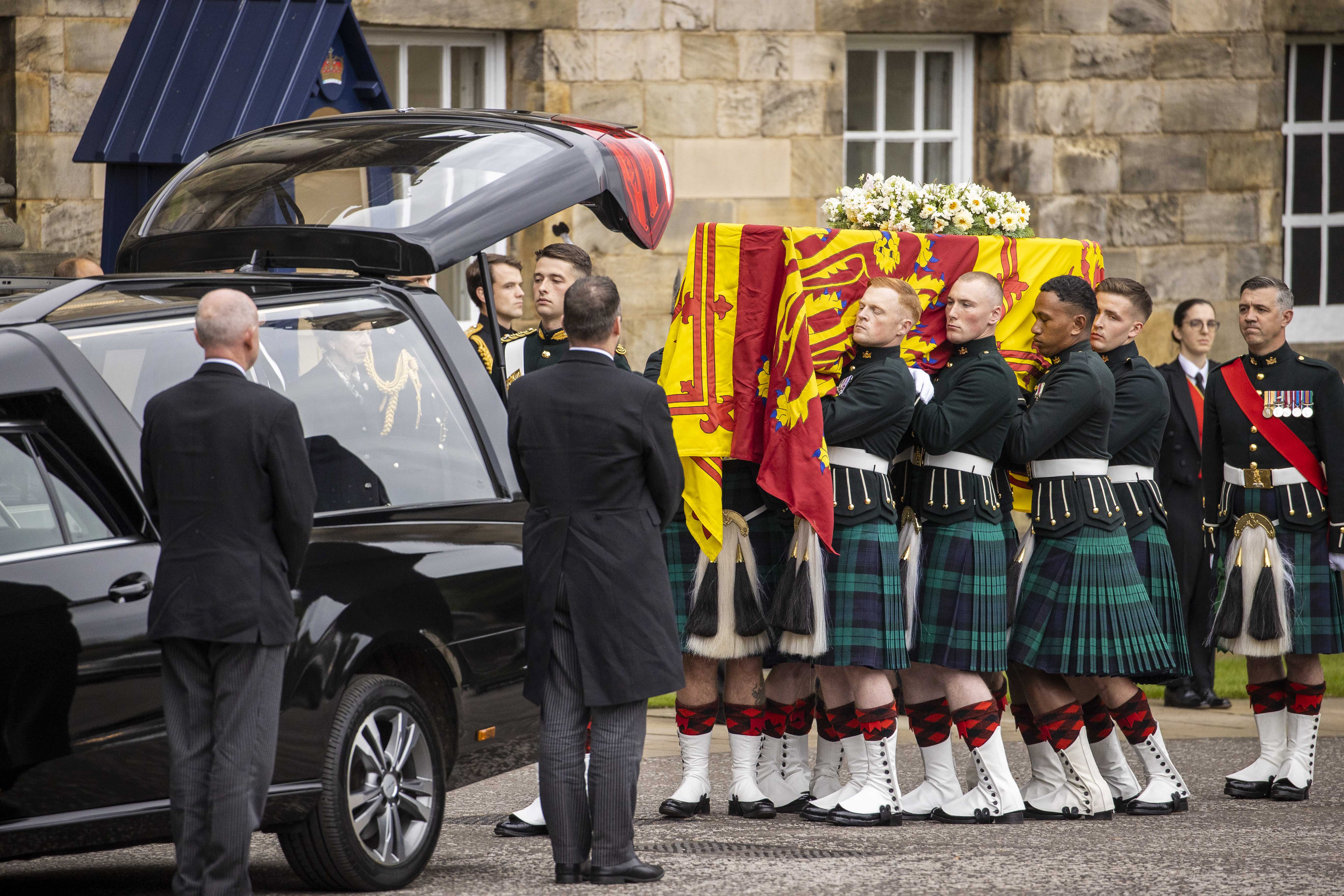 Lijes kraljice Elizabete II. prenesen u katedralu u Edinburgu 