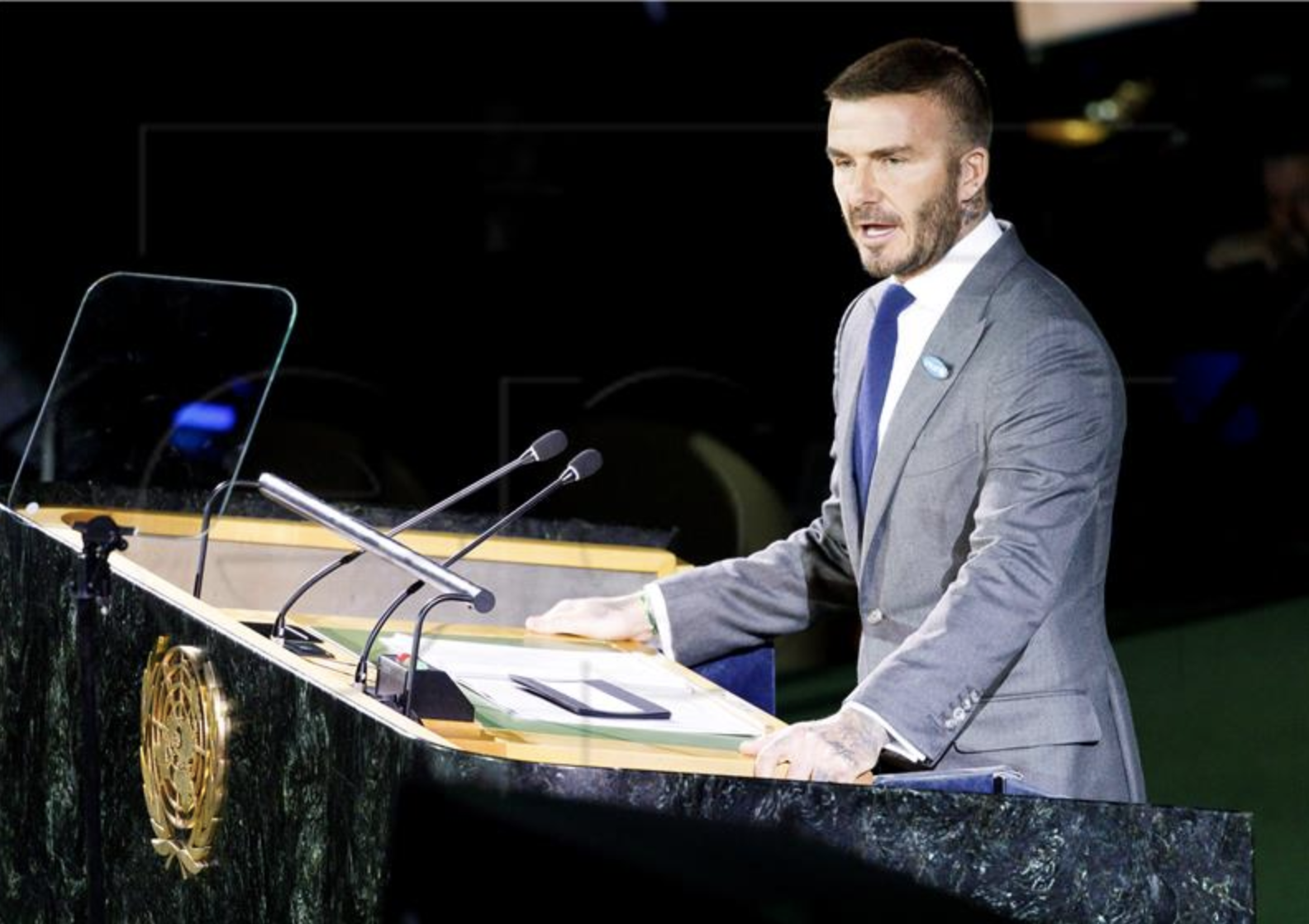 David Beckham satima stajao u redu kako bi se poklonio kraljici